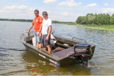 Моторная лодка FreeStyle 420 со стеклом