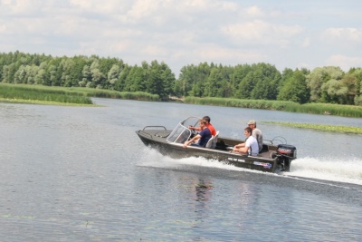 Моторная лодка FreeStyle 420 со стеклом